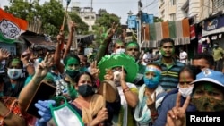 Les partisans du ministre en chef de l'État du Bengale occidental Mamata Banerjee célèbrent les premiers résultats des élections, en pleine pandémie du coronavirus à Kolkata, en Inde, le 2 mai 2021.