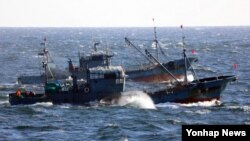 黄海捕鱼的中国渔船