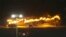 Bomberos tratan de sofocar el incendio que consumió el avión de pasajeros de Japan Airlines este martes en Tokio al chocar con otro avión pequeño de la Guardia Costera japonesa.
