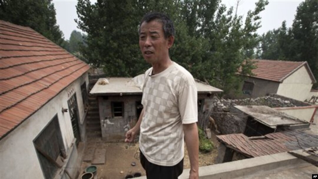 陈克贵的父亲陈光福6月8日在东师古村说明弟弟陈光诚逃脱软禁的路线。当局已从村中撤走摄像机和安全人员，但恐惧感仍未消失。
