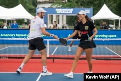 ภาพนักเล่นพิกเคิลบอลมืออาชีพที่ร่วมการแข่งขันรายการ National Mall of Pickleball ในกรุงวอชิงตันเมื่อ 29 ก.ย. 2567