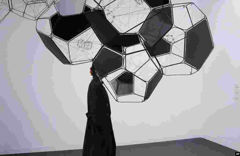 Karya seniman Argentina Tomas Saraceno dipamerkan di Art Basel di Hong Kong (24/3).&nbsp;(AP/Kin Cheung)