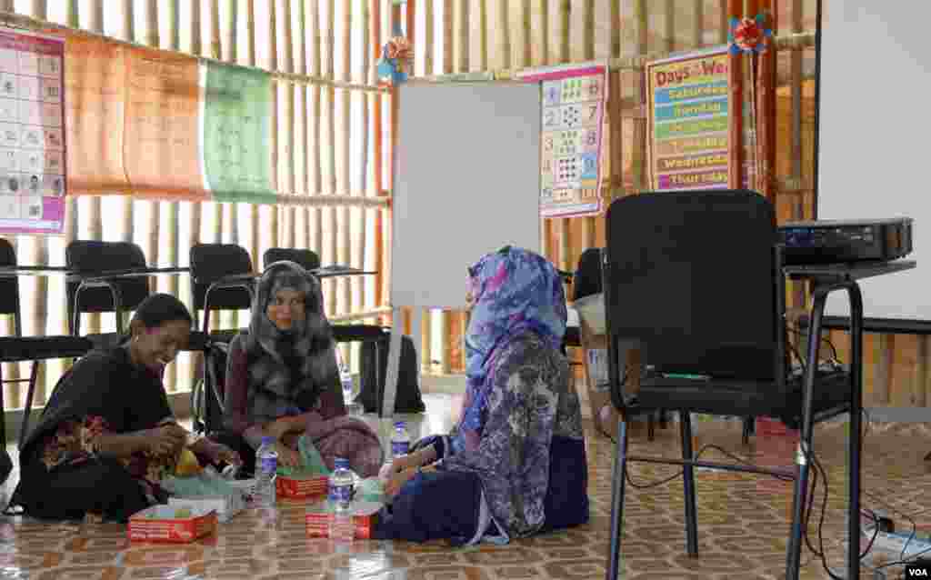 English teachers attend training at Camp 4 refugee camp in Cox's Bazar Mar. 30, 2019. (Hai Do/VOA)