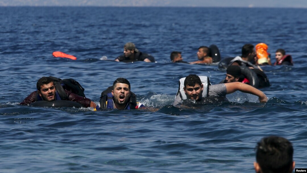 Izbeglice privaju prema grčkom ostrvu Lesbos pošto se prevrnuo njihov brod. 13. septembar, 2015.