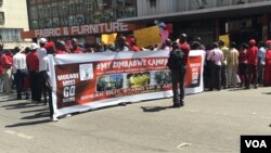 Vanhu vachiratidzira kuHarare vachi nyunyuta nekuparara kwehupfumi hwenyika. (Mufananidzo: Columbus Mavhunga for VOA)