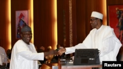 Le ministre Kayode Fayemi et le président Muhammadu Buhari à Abuja, au Nigeria, le 11 novembre 2015.