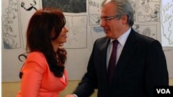 Fernández se reunió con Garzón en la embajada argentina en Madrid.