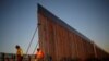 Miembros de un equipo de construcción trabajan en una nueva sección del muro fronterizo en Sunland Park, Nuevo México, EE.UU. el 15 de enero de 2021.