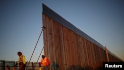 Miembros de un equipo de construcción trabajan en una nueva sección del muro fronterizo en Sunland Park, Nuevo México, EE.UU. el 15 de enero de 2021.