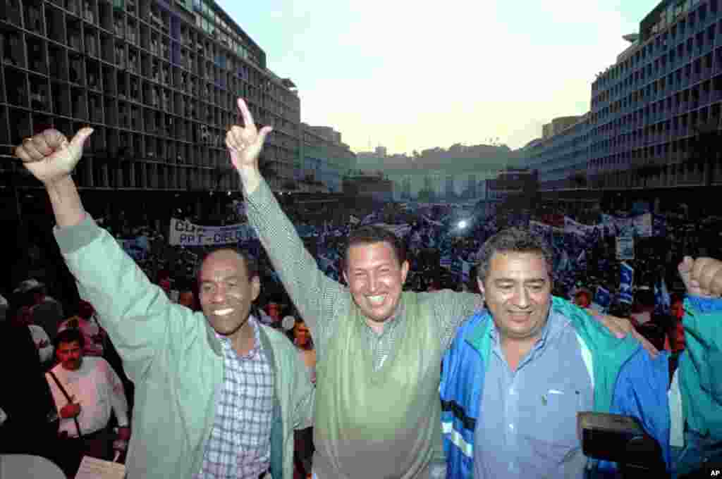 Hugo Chavez (tengah), politisi/akademisi Venezuela Aristobulo Izturi (kiri) dan penyair/novelis Pablo Medina dalam sebuah kampanye di Caracas, 24 April 1998.