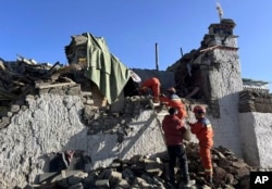 Spasioci tragaju za preživelima nakon zemljotresa u gradu Čangsuo Dingri u Sigazeu, u jugozapadnoj kineskoj autonomnoj regiji Tibet, utorak, 7. januara 2025, na fotografiji koju je objavila novinska agencija Sinhua.