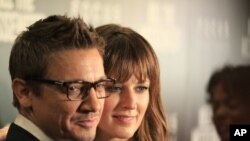 Glumci Džeremi Rener i Rozmari Devit na njujorškoj premijeri filma "Kill the Messenger"