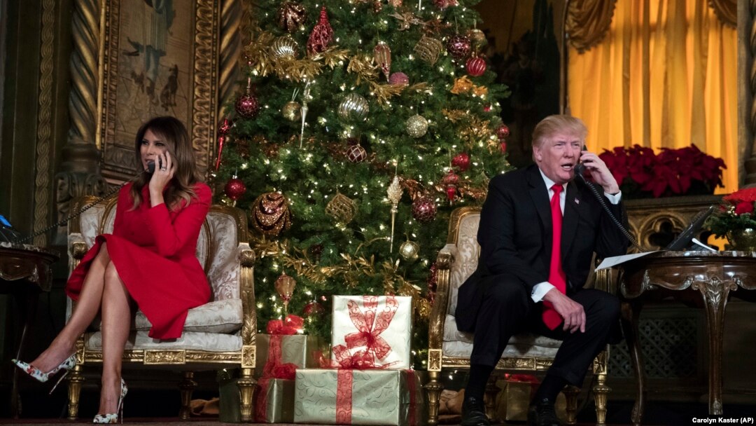 Predsednik SAD Donald Tramp i prva dama Melanija Tramp razgovaraju sa decom dok prate kretanje Deda mraza, 24. decembar 2017.