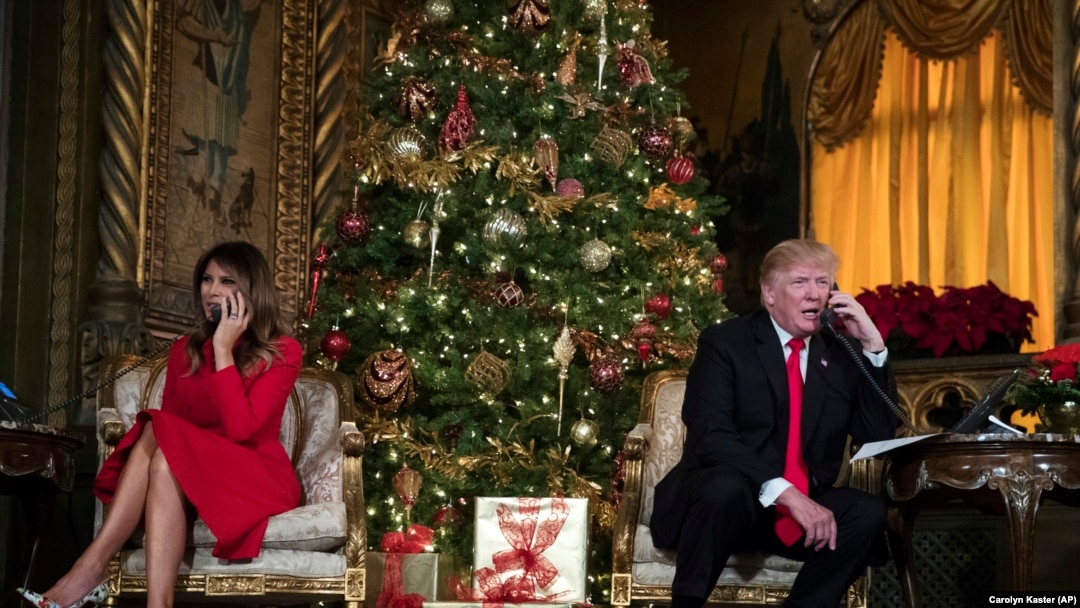 El presidente Donald Trump y la primera dama Melania Trump hablan por teléfono con niños en Palm Beach, Florida. Domingo, 24 de diciembre de 2017. 