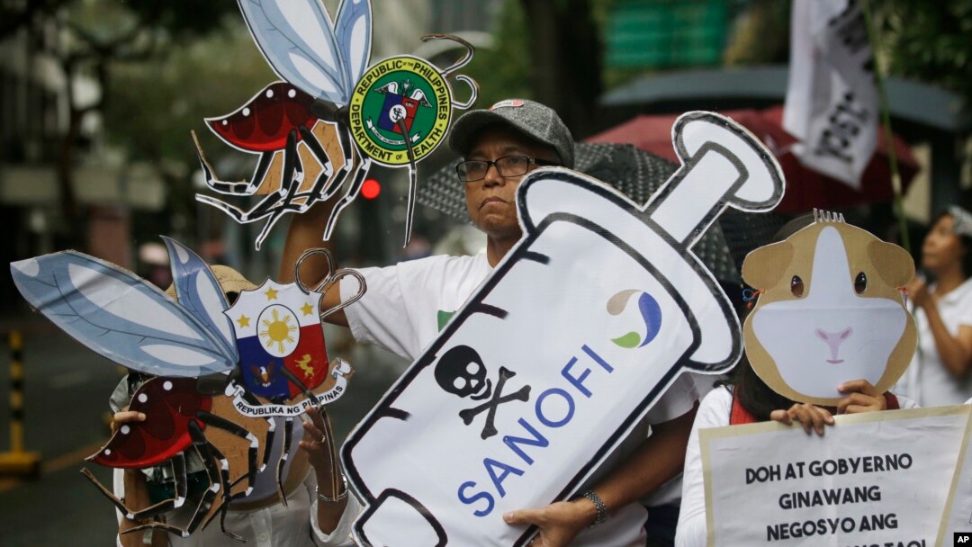 Para demonstran menunjukkan slogan dalam demonstrasi memprotes program pemberian vaksin antidengue Dengvaxia terhadap lebih dari 700.000 anak Filipina di Manila, Filipina, 18 Desember 2017. Vaksin kontroversial itu dibuat oleh Sanofi Pasteur
