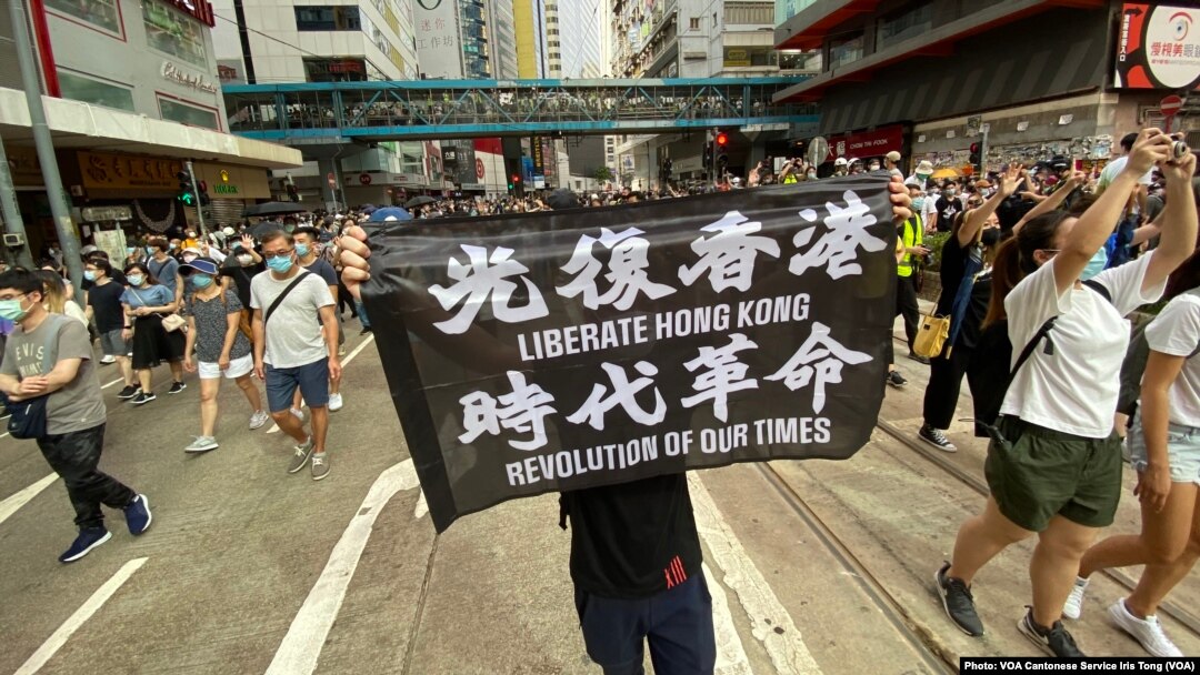 7月1日港版國安法實施第一日，數以萬計香港人聚集在銅鑼灣上街遊行，有人高舉被當局批評有港獨含意的反送中運動旗幟 （攝影：美國之音湯惠芸）