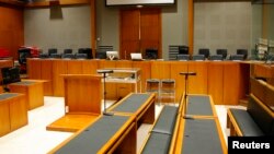 Salle d'audience du procès du tueur en série Michel Fourniret au palais de justice de Charleville-Mézières, en France, le 26 mars 2008. Fourniret est accusé du meurtre d'au moins sept filles en Belgique et en France entre 1987 et 2001 (REUTERS/Benoit Tessier)