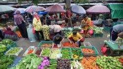 Suasana di sebuah pasar di Jakarta, menjelang Ramadan, 28 Februari 2025. (Achmad Ibrahim/AP)