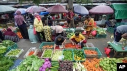 Suasana di sebuah pasar di Jakarta, menjelang Ramadan, 28 Februari 2025. (Achmad Ibrahim/AP)