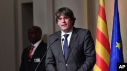 Carles Puigdemont s’adresse en Belgique aux maires Catalans participants à un évènement visant à appuyer le gouvernement catalan renversé, le 7 novembre 2017.
