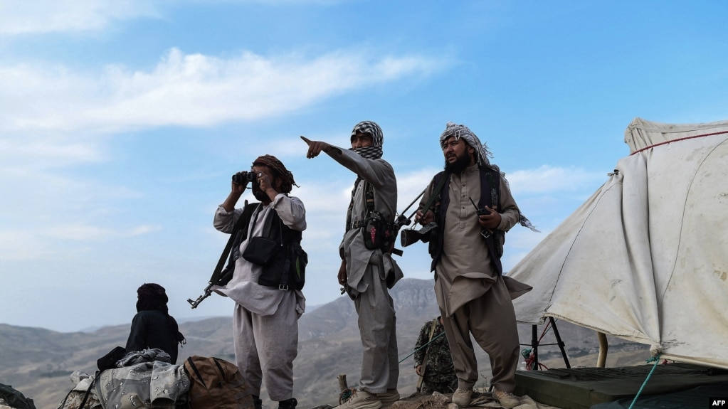 资料照片：阿富汗民兵在前线观察塔利班部队的动向（2021年7月15日）(photo:VOA)