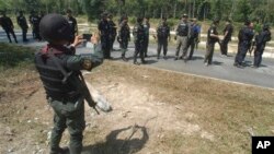 Tentara Thailand tengah melakukan pencarian di wilayah Cho Airong, propinsi Narathiwat, selatan Thailand (Foto: dok). Seorang marinir Thailand ditemukan tewas ditembak di wilayah Rue So, propinsi Narathiwat, Senin (1/4).