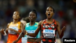 Faith Kipyegon (Kulia) aliposhinda dhahabu katika fainali za mbio za mita 1,500 mjini Budapest, Hungary. Agosti 22, 2023.