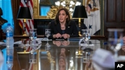 La vicepresidenta de Estados Unidos, Kamala Harris, habla al comienzo de una reunión con miembros bipartidistas del Congreso sobre Internet de alta velocidad, el 26 de mayo de 2021.