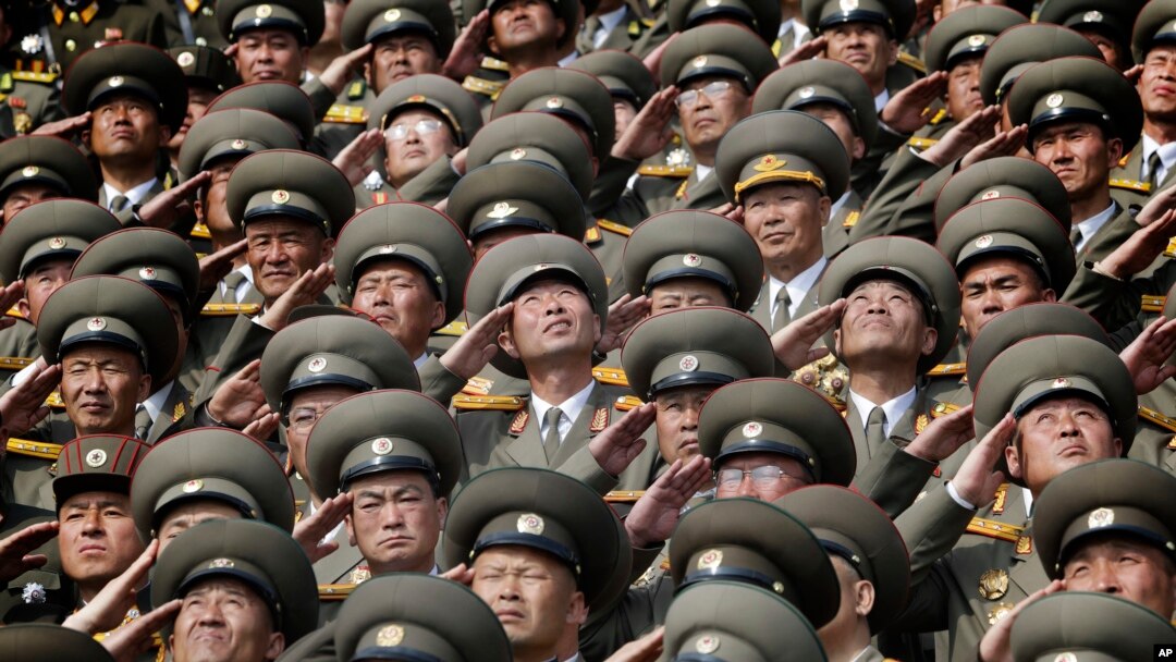 Foto yang diambil hari Sabtu, 15 April 2017, menunjukkan para prajurit memberi hormat saat lagu kebangsaan dimainkan selama parade militer untuk meperingati hari lahir Kim Il Sung yang ke-105 di Pyongyang, Korea Utara (foto: AP Photo/Wong Maye-E)