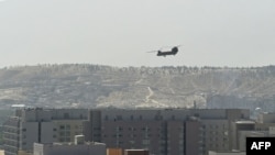 Un helicóptero militar estadounidense vuela sobre la embajada de Estados Unidos en Kabul el 15 de agosto de 2021. [Foto: AFP]