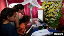 Niños observan el ataúd con el cuerpo de Gerald José Vásquez, uno de dos manifestantes que murieron el sábado durante enfrentamientos con la policía nicaraguense anti-disturbios en la Universidad Nacional Autónoma de Nicaragua UNAN). Managua, 14 de julio de 2018. REUTERS/Oswaldo Rivas.