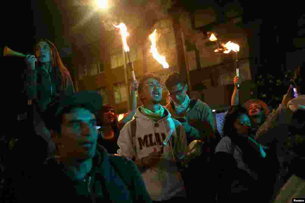 Manifestantes encienden antorchas durante una protesta en el Parque Hippies, mientras continúa una huelga nacional en Bogotá, Colombia, el 23 de noviembre de 2019. REUTERS / Luisa Gonzalez.