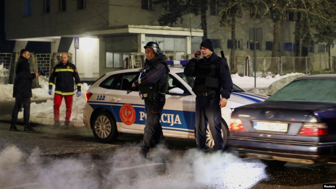 Polisi mengamankan lokasi dekat tempat seorang pria bersenjata melepaskan tembakan di sebuah restoran dan menewaskan beberapa orang di Cetinje, Montenegro, 1 Januari 2025.