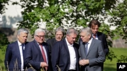 Les ministres des Affaires étrangères de six Etats fondateurs de l’Union européenne -de gauche à droite- Didier Reynders de la Belgique, Frank-Walter Steinmeier de l'Allemagne, Paolo Gentiloni de l'Italie, Jean Asselborn du Luxembourg, Jean-Marc Ayrault de la France et Bert Koenders des Pays-Bas, marchent à travers le parc de la Villa Borsig, guest house du ministère des Affaires étrangères allemande, lors d'une réunion sur le Brexit, à Berlin, 25 juin 2016. (AP Photo / Markus Schreiber)