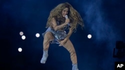 ARCHIVO - La cantante colombiana Shakira actúa en el medio tiempo de la final de fútbol de la Copa América entre Argentina y Colombia en Miami Gardens, Florida, el domingo 14 de julio de 2024. 