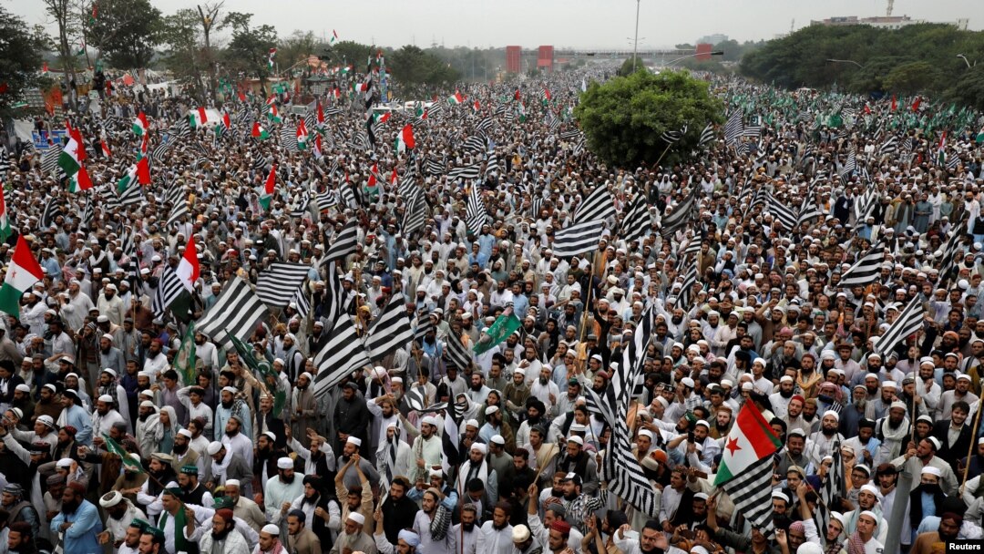 مولانا فضل الرحمٰن نے 27 اکتوبر کو شروع کرنے والے 'آزادی مارچ' کو بدھ کے روز ختم کرنے کا اعلان کیا ہے۔ (فائل فوٹو)