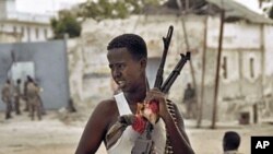Somali government soldiers man a position near frontline of heavy clashes in northern Mogadishu, 11 Mar 2010