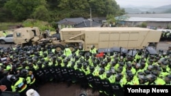 26일 오전 경북 성주군 성주골프장으로 사드(THAAD·고고도미사일방어체계) 관련 장비를 실은 트레일러가 들어가고 있다.