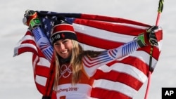 Mikaela Shiffrin, merayakan prestasinya sebagai peraih medali emas dalam nomor slalom raksasa perorangan putri Olimpiade Musim Dingin di Pyeongchang, Korea Selatan, 15 Februari 2018.