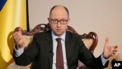 PM sementara Ukraina Arseniy Yatsenyuk hari Minggu (9/3) bersumpah untuk tidak mundur “satu sentimeter pun”.