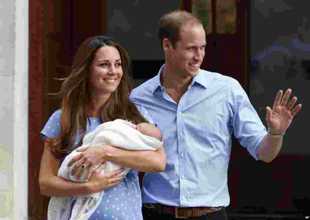 Pasangan Kerajaan Inggris, Pangeran William dan Kate, Duchess of Cambridge, berpose bersama bayi mereka yang baru lahir George di luar Rumah Sakit St. Mary&#39;s di London (23/7). (AP/Lefteris Pitarakis)