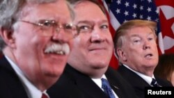 Rais Donald Trump, Kulia, Waziri wa Mambo ya Nje Mike Pompeo (kati) na mshauri wa usalama wa taifa White House John Bolton