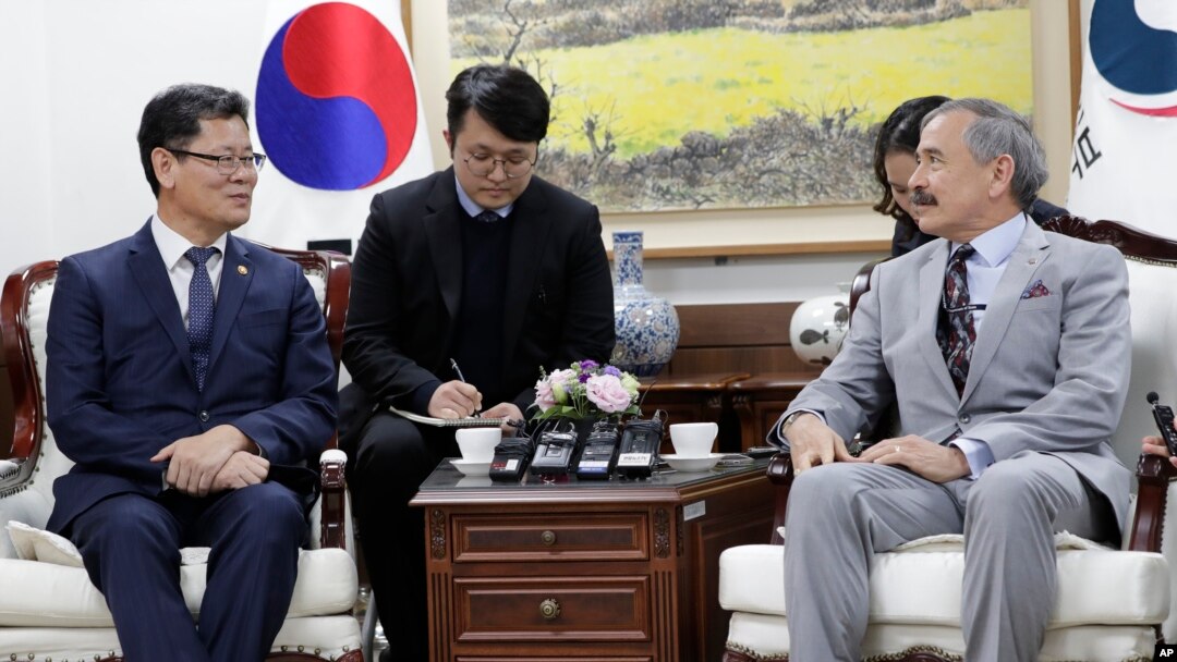 南韓統一部長官金尹哲（左）在首爾會晤美國駐韓大使哈里斯。（2019年4月16日資料照）