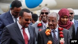 Firai Ministan Habasha Abiy Ahmed da ministan harkokin wajen Eritrea Osman Saleh Mohammed a hannun dama yayin ziyarsu zuwa Addis Ababa