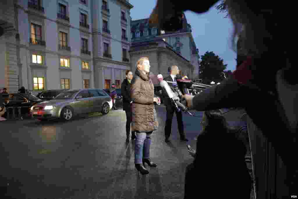 فدریکا موگرینی مسئول سیاست خارجی اتحادیه اروپا در گفتگو با خبرنگاران در مقابل هتل بوریواژ، محل برگزاری مذاکرات اتمی ایران و گروه ۱+۵ در لوزان