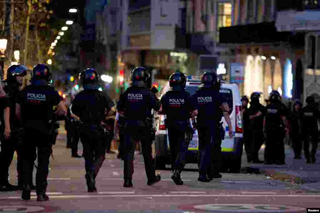 La Policía española patrulla el área donde una furgoneta embistió a peatones cerca de la avenida de Las Ramblas, en el centro de Barcelona, España.