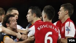 Pemain Wolverhampton Wanderers, Stephen Hunt (kiri) berkelahi dengan pemain Arsenal, Van Persie dalam pertandingan di Stadion Emirat, London (27/12).