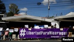 Un grupo de mujeres protesta ante la embajada de Nicaragua en San Salvador, El Salvador, el 20 de junio de 2021 para pedir la liberación de los presos políticos y del país.