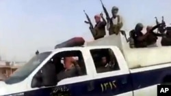 Gambar yang diambil dari video yang dipasang di jaringan media sosial militan memperlihatkan kelompok militan ISIL (Islamic State of Iraq and the Levant) tiba di kilang minyak Beiji, Irak (17/6/2014). 