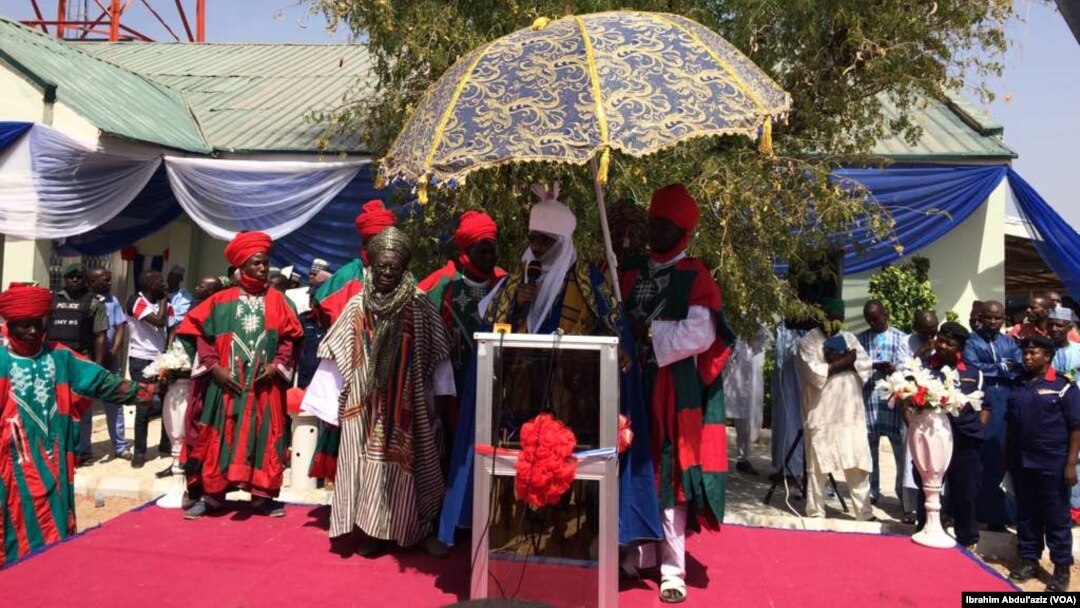Sarkin Kano Mai Martaba Abubakar Sanusi na Biyu a wajen bukin kaddamar da radiyon fulfulde